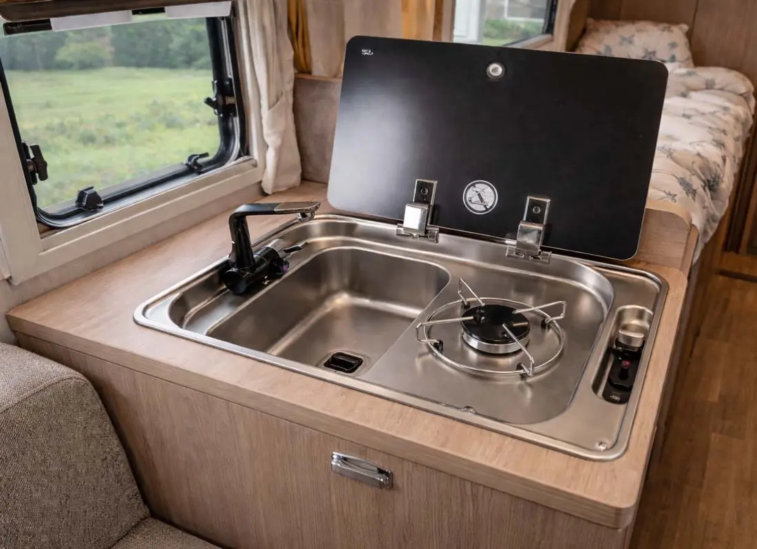 Camper con aurora boreale